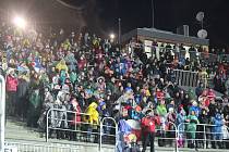 Přes nepříjemné počasí se v první den světového šampionátu v biatlonu Vysočina Arena velmi solidně zaplnila nadšenými fanoušky.