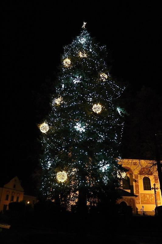 Vánoční strom se v Novém Městě na Moravě rozzářil se tam o něco dříve než jinde. Už v předvečer první adventní neděle.