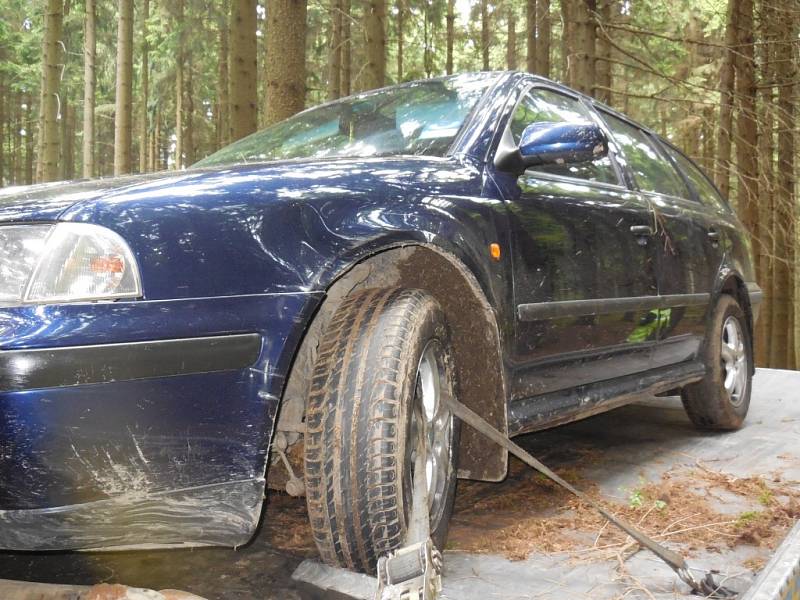 Kradené auto s kradenými registračními značkami policisté dostihli až v lese u Štěměch na Třebíčsku. 