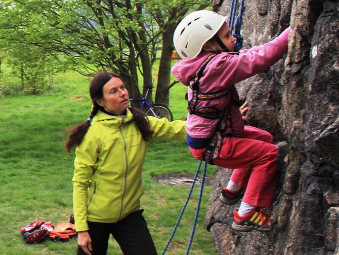 V letních měsících trénují horolezci z Nového Města na skalních útvarech. Do svých aktivit se snaží zapojit nejen děti, ale také jejich rodiče. 