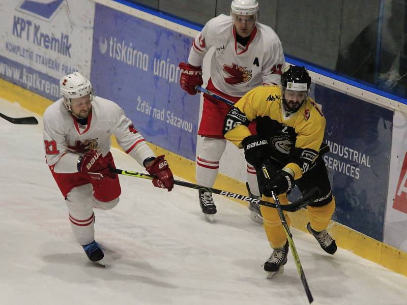 Žďárské Plameny (v bílém) si doma poradily s hokejisty Moravských Budějovic (ve žluto-černém).