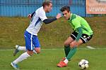 V posledním podzimním kole Moravskoslezské ligy vyhráli fotbalisté SFK Vrchovina 2:1 nad Blanskem (bílé dresy).