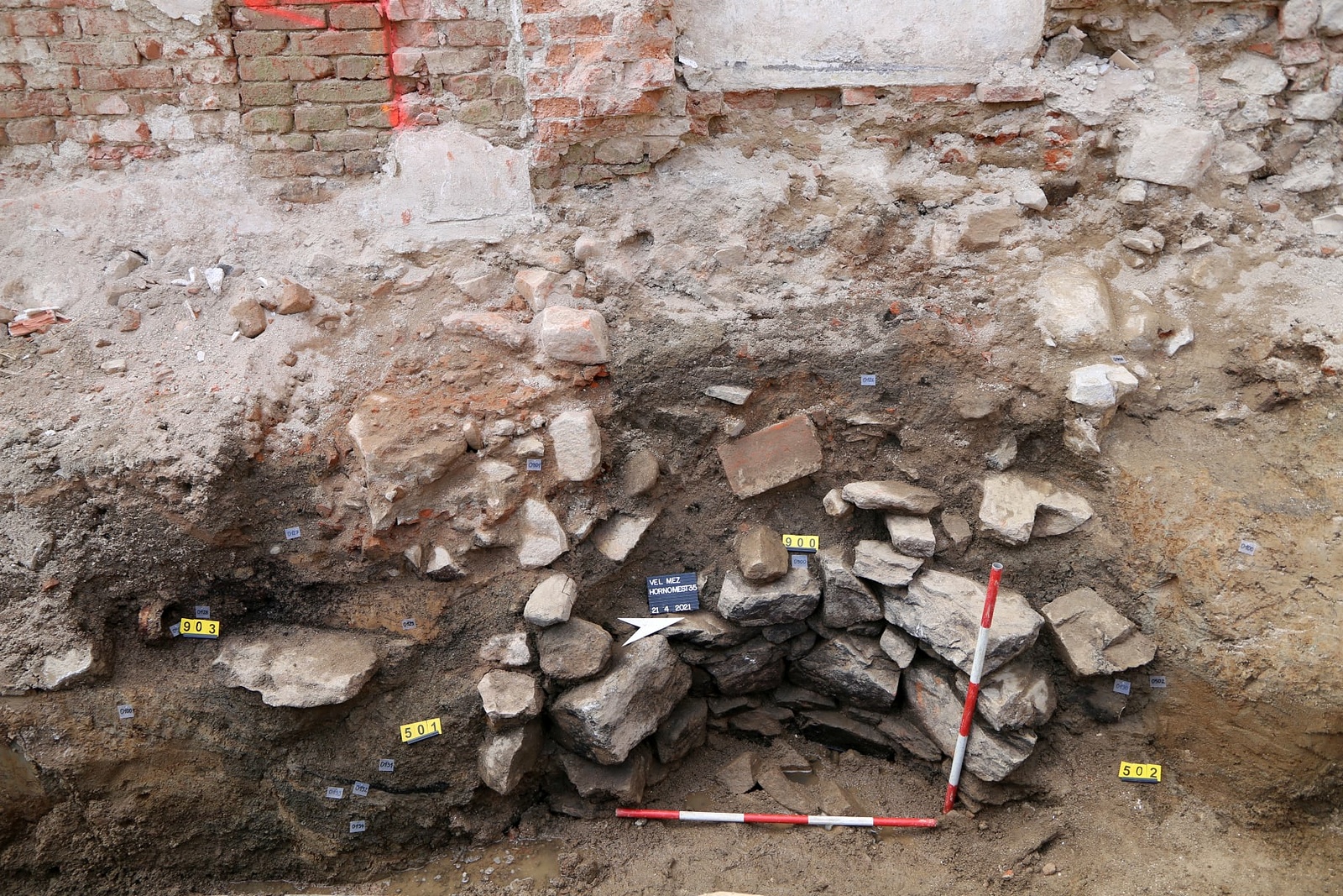 Objev archeologů v Meziříčí: na stavbě bytového domu našli středověké  studny - Žďárský deník