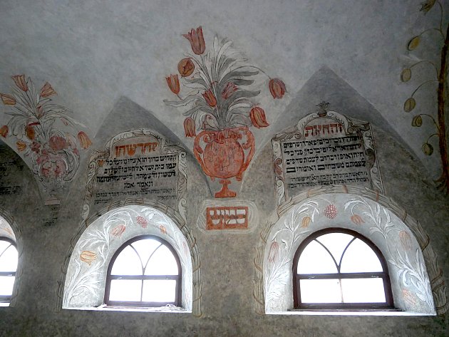 Stará synagoga ve Velkém Meziříčí má obnovenou galerii, letos se dočká sál