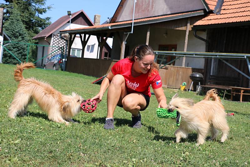 Jitka Hrdinová  je majitelkou výcvikového střediska Na konci světa. Se svými čtyřnohými mazlíčky zanechává v tuzemských i mezinárodních soutěžích v agility nesmazatelnou stopu.