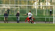 V nedělním derby zdolala rezerva FC Žďas (v černých dresech) juniorku Vrchoviny (v bílých dresech) 2:1.