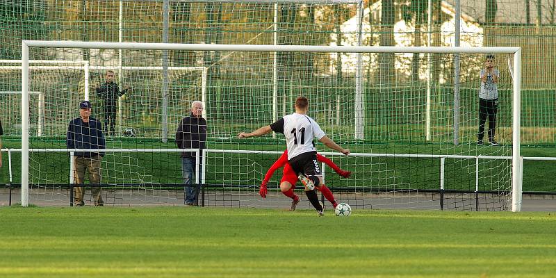 V nedělním derby zdolala rezerva FC Žďas (v černých dresech) juniorku Vrchoviny (v bílých dresech) 2:1.