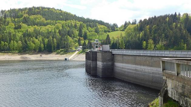 Vírská přehrada nabízí pohled na skály čnící ze zatopeného údolí