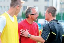 Trenér Libor Zelníček (na snímku v červeném) si připsal dvě úspěšná střídání. Hráči, které poslal na hřiště v průběhu zápasu, rozhodli o výhře nad HFK Olomouc. 