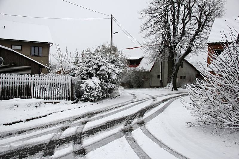 Obyvatelé Žďárska se v pátek probouzeli do bílého rána.