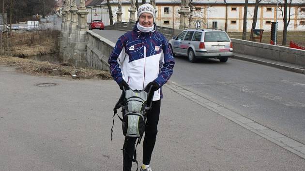 Vytrvalec Marek Řízek včera běžel ze Žďáru do Chotěboře. V neděli má být v rodném Děčíně. 