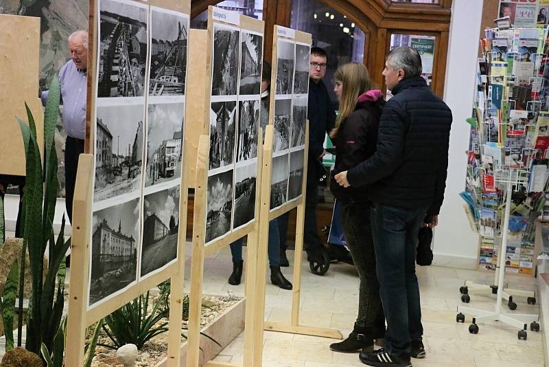 Lidé přicházeli do budovy Staré radnice, kde byla zřízena krátkodobá poštovní přepážka.