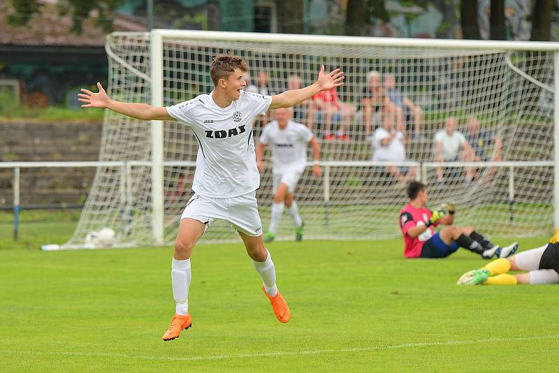 Divizní krajské derby mezi fotbalisty Žďáru nad Sázavou (v bílém) a Ždírce nad Doubravou (ve žlutočerném) rozhodla až závěrečná čtvrthodina. Žďár vyhrál 2:0.