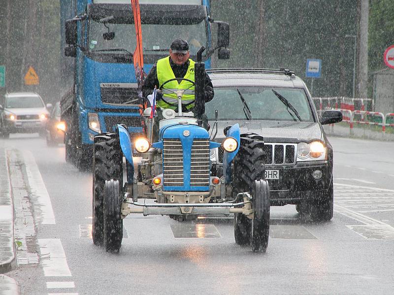 Z loňské výpravy na sraz traktorů-veteránů v polských Łazech. „Na cestě jsem poznal všechny druhy deště,“ komentoval počasí fanoušek traktorů.
