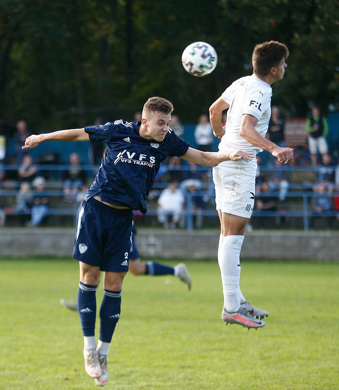 V utkání devátého kola letošního ročníku MSFL doma podlehli fotbalisté Nového Města na Moravě (v tmavém) rezervě Slovácka (v bílém) 1:2.