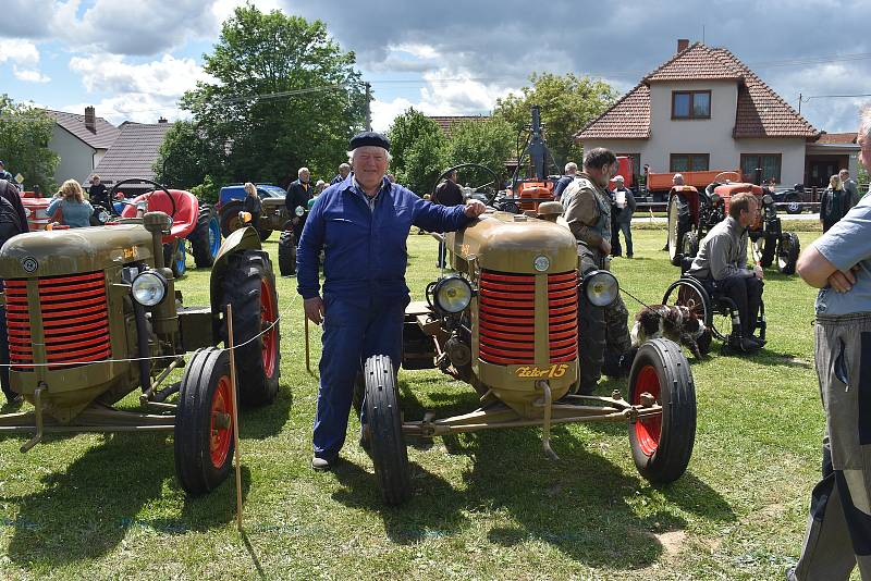 Výstava traktorů v Jabloňově.