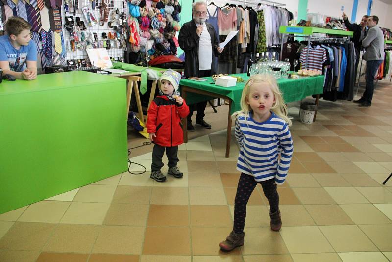 Textil, boty, hračky, látky a spoustu dalších věcí si můžete koupit v novém obchodě, který byl ve středu 5. dubna otevřen ve Žďáře nad Sázavou.