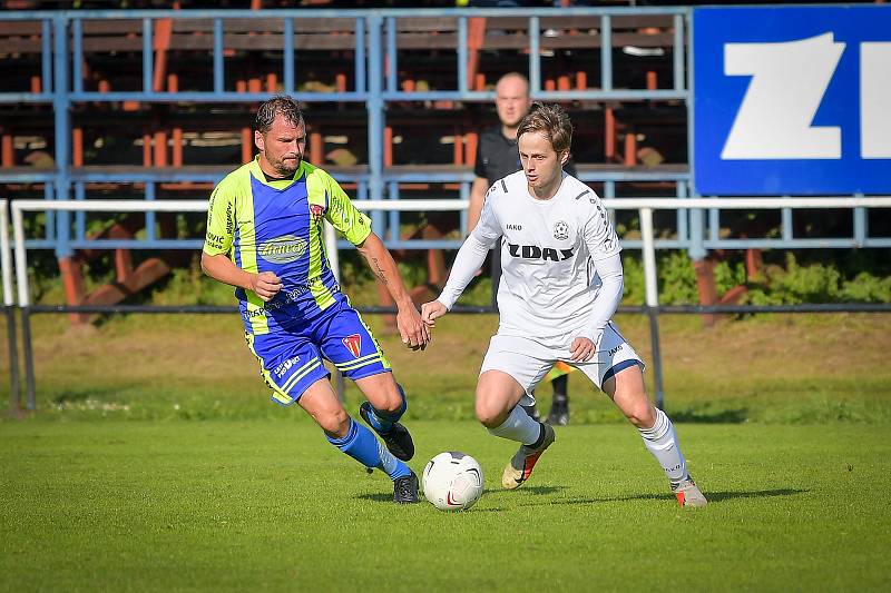 V nedělním divizním utkání mezi fotbalisty FC Žďas Žďár nad Sázavou (v bílém) a Tasovicemi (v modrožlutém) se body po remíze 2:2 dělily.