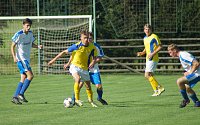 Fotbalisté béčka Nové Vsi (ve žlutém dresu Ondřej Starý) inkasovali v Borech jediný gól zápasu v 79. minutě.