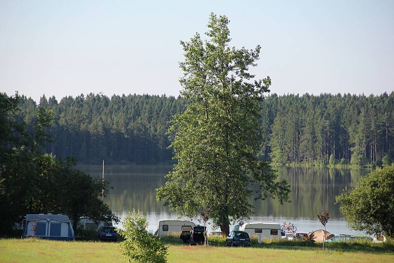 Na Novoměstku jsou oblíbené kempy u rybníků Medlov a Sykovec.