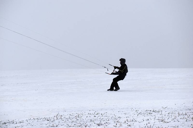 Snowkiting neboli jízda s draky.