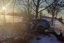 Tragická nehoda u Dolní Rožínky na Žďársku. Řidič náraz autem do stromu nepřežil.