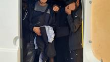 V nelidských podmínkách jedné dodávky se tísnilo třiatřicet migrantů, včetně jedné ženy a tří dětí.