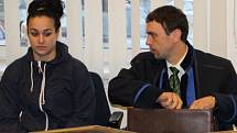 Terezu Galbovou (vlevo) soud potrestal třemi roky vězení. Petra Piskurová vyvázla se dvěma a půl roky vězní, přičemž jí soud trest podmíněně odložil na zkušební dobu tři a půl roku. 