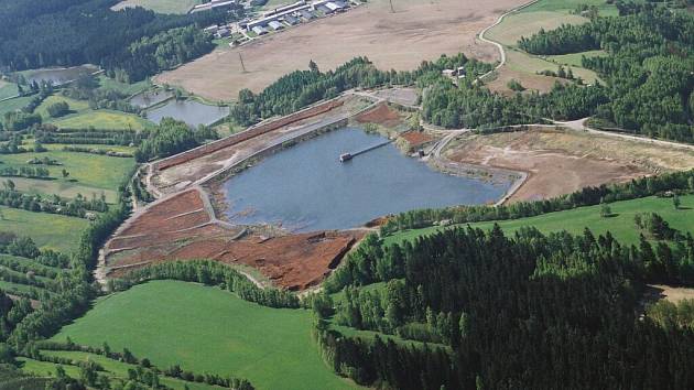 ODKALIŠTĚ. Nádrž K1 bude po ukončení těžby sanována jako první,  odkaliště K2 (na snímku) po ní.  