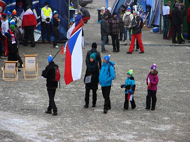 Biatlonoví fanoušci se v sobotu do Vysočina Areny začali přesunovat už čtyři hodiny před začátkem závodů. 