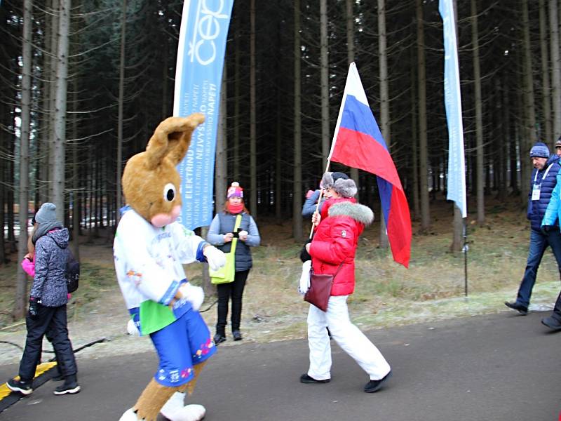 Biatlonoví fanoušci se v sobotu do Vysočina Areny začali přesunovat už čtyři hodiny před začátkem závodů. 