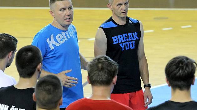 Šéftrenér novoveselských házenkářů Pavel Hladík (vlevo) měl v této sezoně mnoho důvodů k radosti. Tou poslední byl zisk Česko-Slovenského poháru mladších dorostenců.