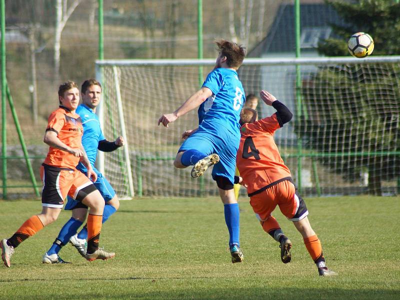 Hráči Radešínské Svratky (v oranžovém) s béčkem Polné (v modrém) dlouho prohrávali 0:1, v závěrečné čtvrthodině však dokázali zápas dvěma góly otočit.