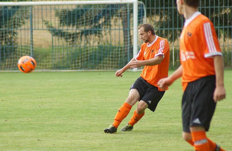 Ve šlágru 5. kola východní skupiny I. B třídy přivítal Štěpánov (v oranžovém) fotbalisty z nedaleké Nedvědice (v červeném). Šťastnější byli po výhře 3:2 domácí Železáři.