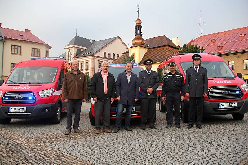 Vedení radnice předalo vozidla zástupcům tří hasičských sborů.