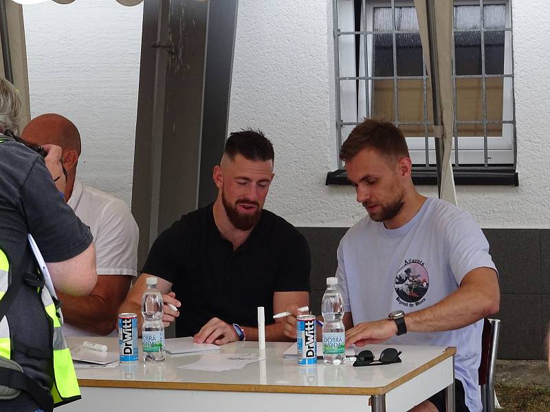 Zimní stadion ve Žďáře nad Sázavou hostí v pátek 19. srpna akci Hvězdy 2022. Hlavním bodem je od 17.00 charitativní zápas hokejových hvězd NHL. V bohatém předzápasovém programu došlo i na autogramiádu legend českého sportu, ale i řadu aktivit pro děti.