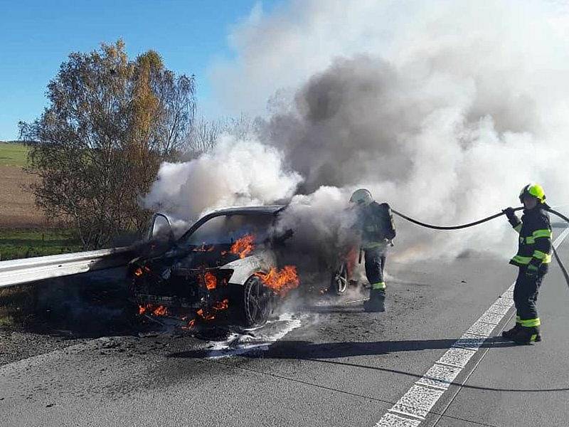 Hasičům se podařilo požár velmi rychle lokalizovat a následně zlikvidovat.