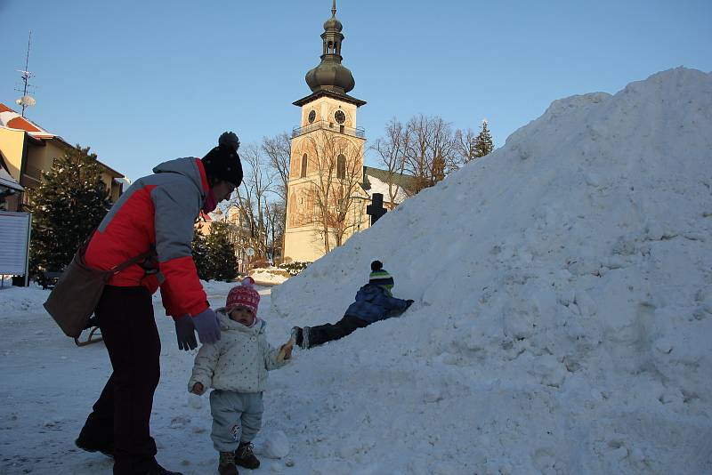 V minulých letech si dětii v centru Nového Městěana Moravě užívaly klouzání na hromadě sněhu.