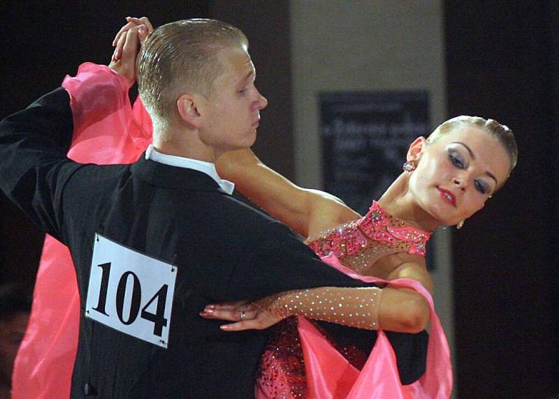 Páry zaměřené na standard předvedly waltz, tango, valčík, slowfox a quickstep. 