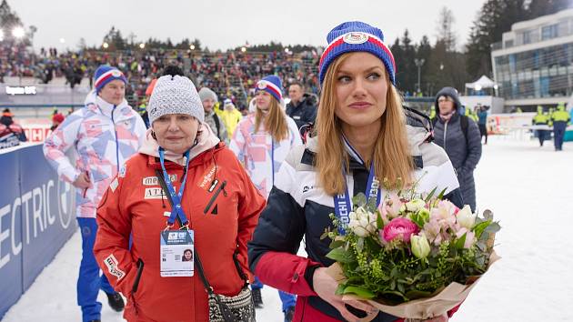Po devíti letech přebraly v Novém Městě na Moravě členky štafety biatlonistek bronzové medaile z olympijských her v Soči. Gabriela Soukalová po slavnostním ceremoniálu.