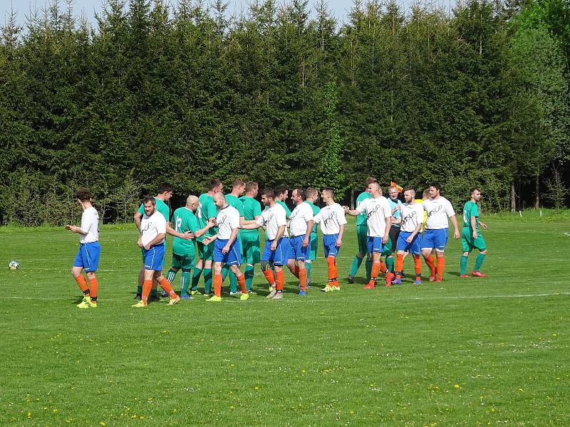 V pořádnou přestřelku se zvrhlo utkání mezi fotbalisty Vlachovic (v bílých dresech) a Strážkem (v zeleném). Oba celky se rozešly smírně po remíze 5:5.