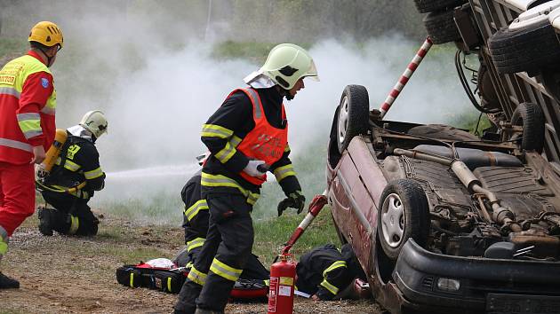 Hasiči a zdravotníci museli zachraňovat raněné i zvládat jejich záchvaty