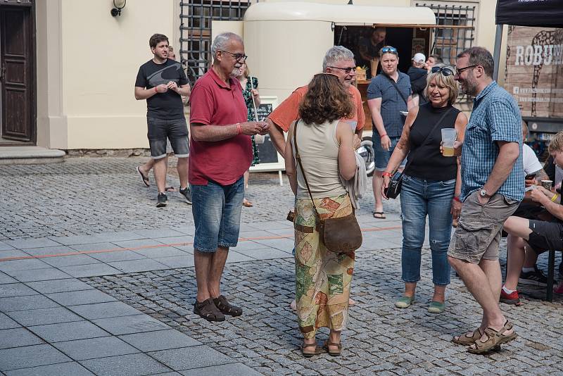 Na tři sta lidí si přišlo pochutnat na výborném jídle a hlavně podpořit stavbu Domova Pomněnka, který bude sloužit lidem s Alzheimerovou nemocí a jinými typy demence.