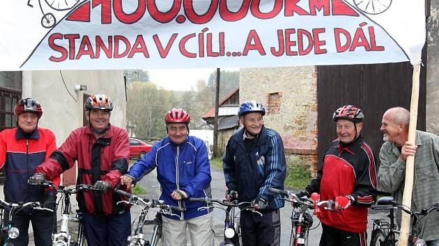 Stanislav Rosický (třetí zleva) jezdí s cyklistickou partou z Vojnova Městce.