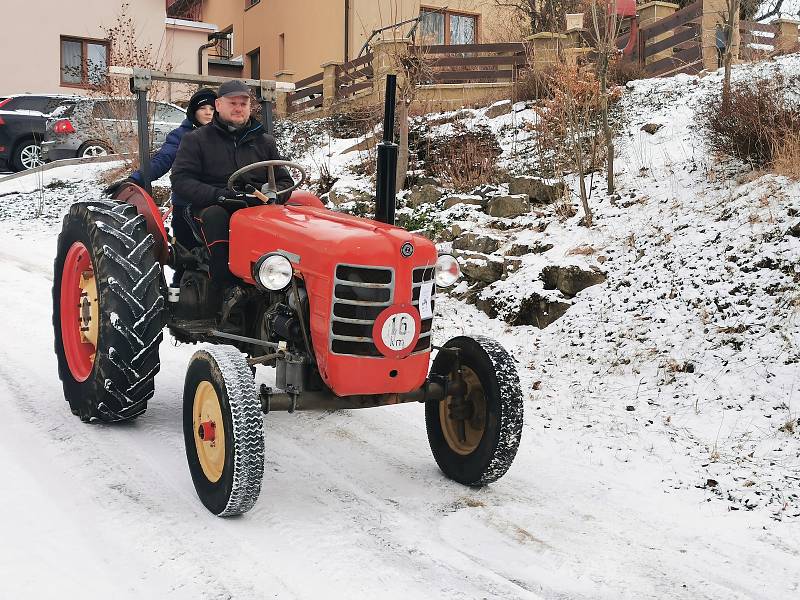 Sněhu a mrazu navzdory. Desítky nadšenců vyjely s traktory na spanilou jízdu Světnovem.