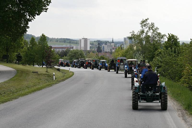 Spanilá jízda traktorů projela Novým Městem před dvěma lety. Letos vyjede znovu.