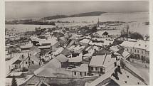 Fotografie Viléma Frendla z pohlednice Českomoravská Vysočina – Město Žďár v zimě, která vyšla nákladem knihkupce Jana Tomana (kolem roku 1940).