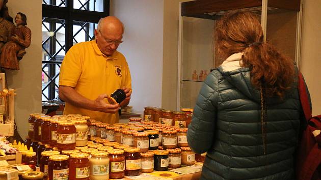 Včelařská výstava v Novém Městě: med, perníčky i pohádka. Tu chystá včelmistryně