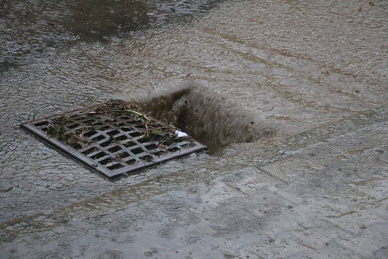 Přívalové deště pokaždé ulici Žďárskou zatopí.