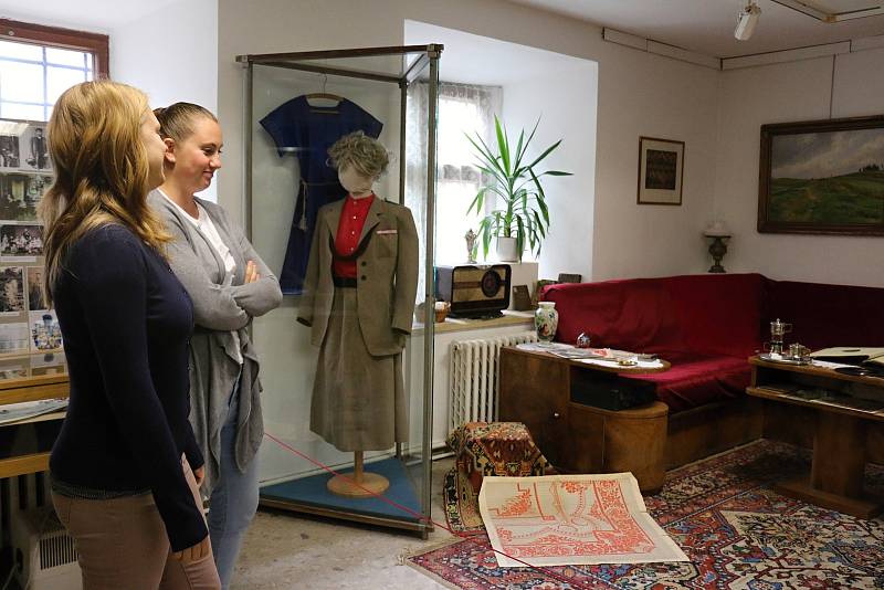 Návštěvníci výstavy zavítají do parádního pokoje středostavovské rodiny i do kuchyně chudších vrstev.